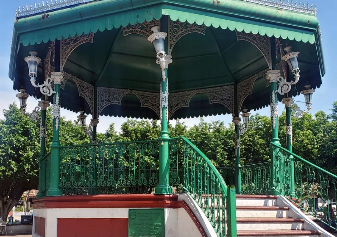 Kiosque métallique vert sur la place de La Resolana, à Casimiro Castillo, Jalisco